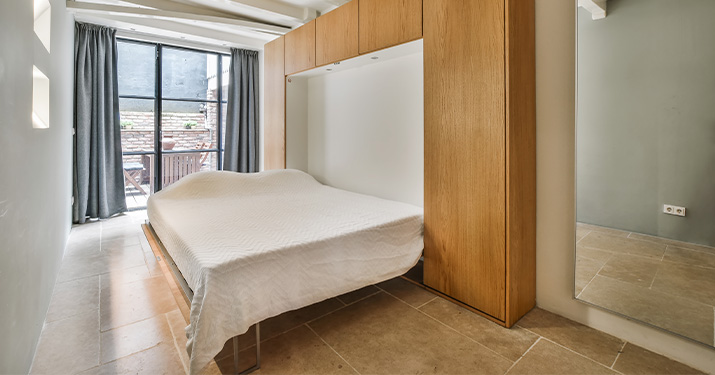 Armario con cama abatible, una solución funcional para espacios reducidos