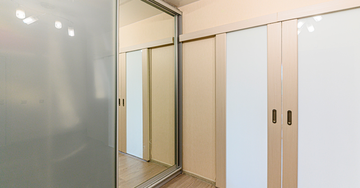 Armarios con puertas de cristal: elegancia y funcionalidad en tu hogar
